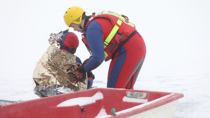 Das Aufwärmen der verunfallten Person muss schonend erfolgen, da sonst ein Kreislaufschock ...