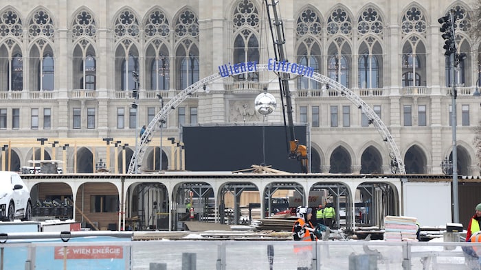 Mit Hochdruck wird auf dem Rathausplatz für den „Eistraum“-Start am 22. Jänner gebohrt, ...