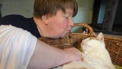 Kuscheln mit den 29 Katzen gehört ebenso zu den „Aufgaben“ wie das Füttern.