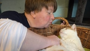 Kuscheln mit den 29 Katzen gehört ebenso zu den „Aufgaben“ wie das Füttern.