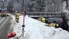 Direkt vor einer Brücke rutschte das Auto von der schneebedeckten Straße ab.