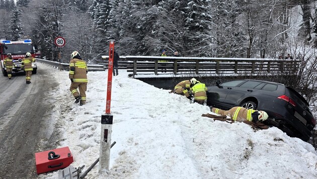 Direkt vor einer Brücke rutschte das Auto von der schneebedeckten Straße ab.