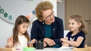 750 Millionen Euro bis 2027 für die Kinderbetreuung: Landesrätin Teschl-Hofmeister mit Alessia ...