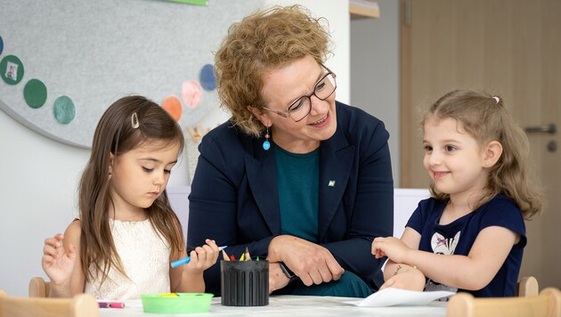 750 Millionen Euro bis 2027 für die Kinderbetreuung: Landesrätin Teschl-Hofmeister mit Alessia ...