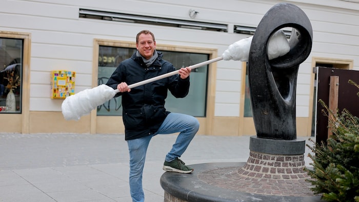 Das „Ohr des Bürgermeisters“, eine Skulptur aus dem Jahr 1988 am Riemerplatz, reinigte Max ...