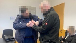 Der Angeklagte wurde in Handschellen in den Verhandlungssaal geführt.