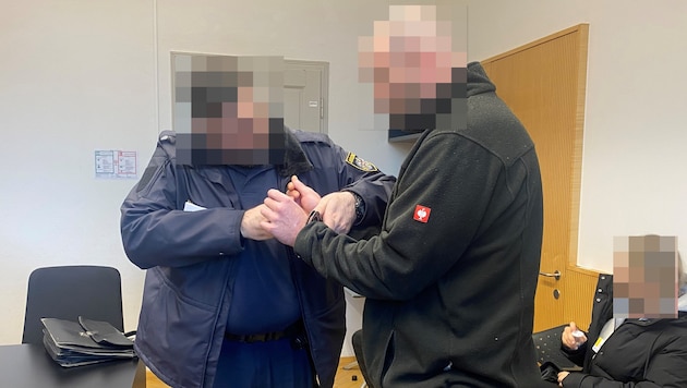 Der Angeklagte wurde in Handschellen in den Verhandlungssaal geführt.