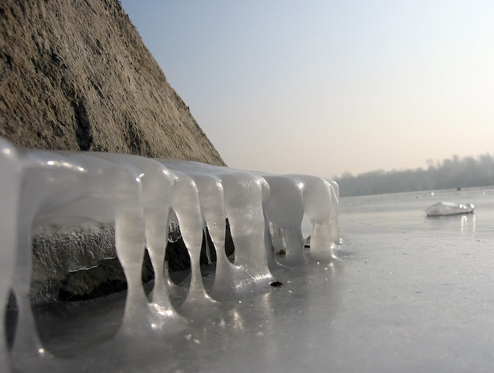 Trotz Dauerfrost gilt ein generelles Betretungsverbot für Natureisflächen wie Alte und Neue ...