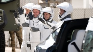 Crew 11 vor dem Start: Die Astronauten Zena Cardman und Mike Fincke (NASA), Kimiya Yui (JAXA) ...