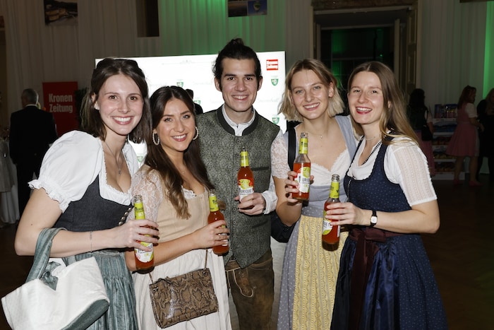 Für Ana, Susanna, Maxi, Ylva und Lena (v.l.) ist der Steirerball perfekter Anlass, um die Tracht ...