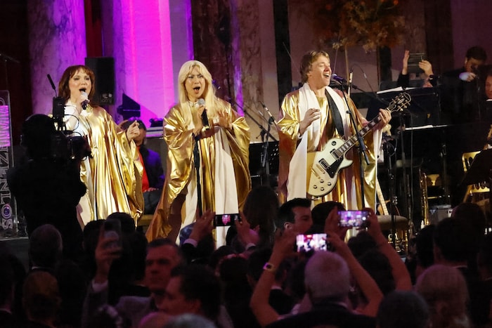 Die Coverband „Tribute to ABBA“ heizte den Gästen bei der Mitternachtseinlage ein.