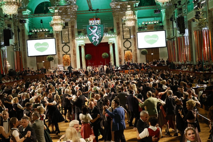 Unzählige Paare fegten den gesamten Abend über die stets volle Tanzfläche. Insgesamt wurden sie ...