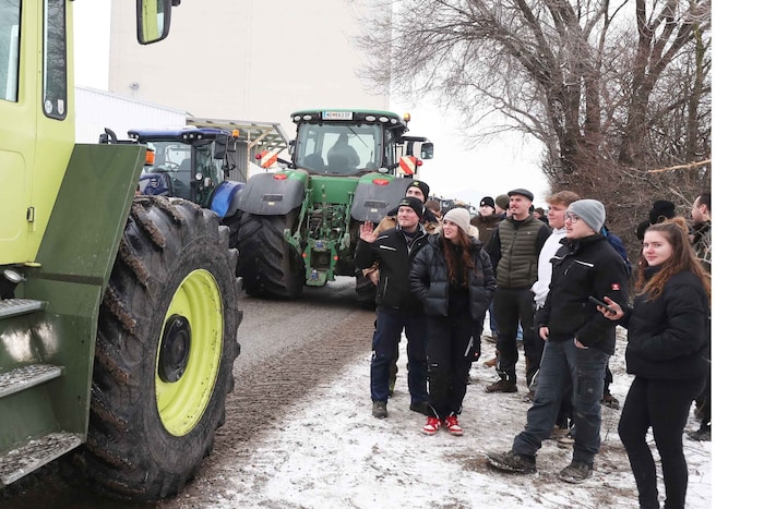 Rund 300 Bauern setzten mit 120 Traktoren im Bezirk Neusiedl am See ein deutliches Zeichen gegen ...