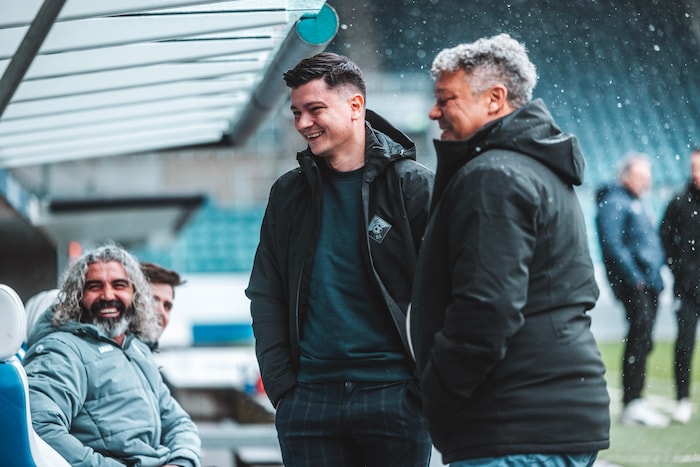 Neo-Trainer Ognjen Zaric und Sportkoordinator Eric Orie gut gelaunt an der Seitenlinie.