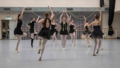Die Ballettschülerinnen bereiten sich bereits intensiv auf die Opernredoute vor.