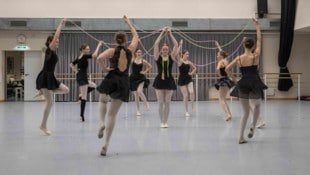 Die Ballettschülerinnen bereiten sich bereits intensiv auf die Opernredoute vor.