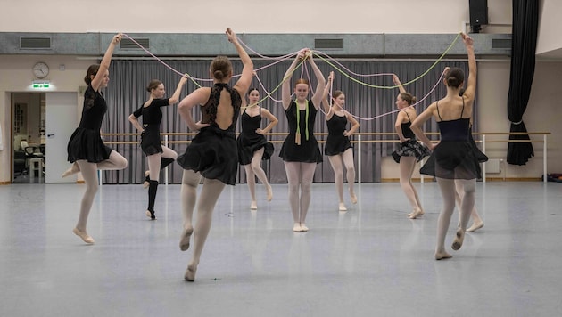 Die Ballettschülerinnen bereiten sich bereits intensiv auf die Opernredoute vor.