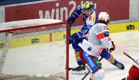 Felix Maxa bringt nach guten Forecheck den Puck im Netz unter, jedoch pfeift der Referee zu ...