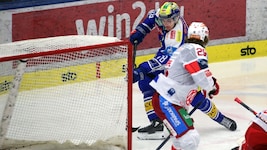 Felix Maxa bringt nach guten Forecheck den Puck im Netz unter, jedoch pfeift der Referee zu ...