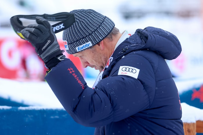 ÖSV-Cheftrainer Roland Assinger war nach der blamablen Vorstellung seiner Damen in der Abfahrt ...