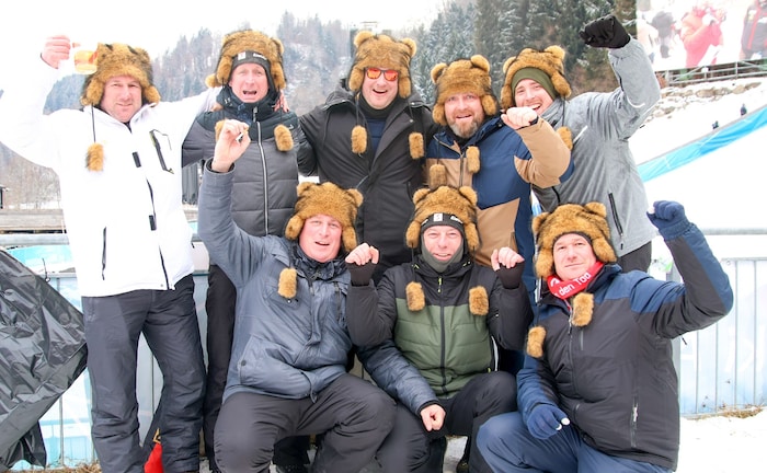 Die Freundesrunde um Steffen Prokof macht zwecks Skispringen jedes Jahr Urlaub im Pongau.