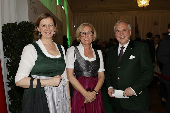 Hochkarätig: Barbara Eibinger-Miedl mit Margit Kraker (M.) und Walter Rosenkranz.