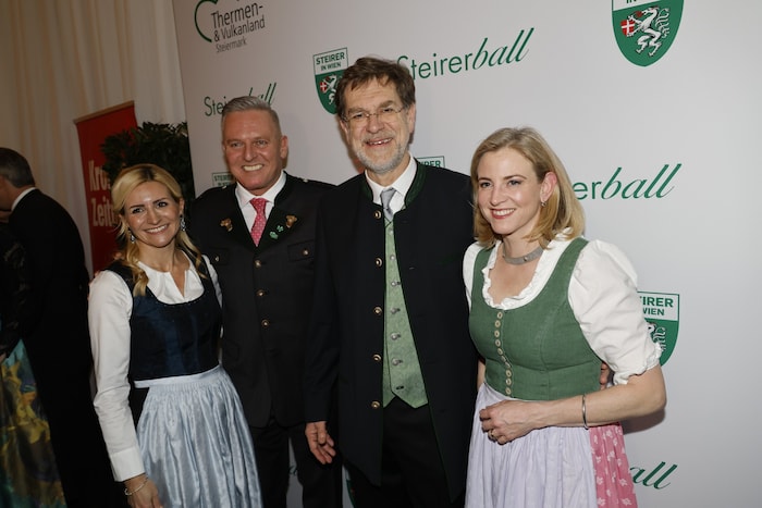 Landeshauptmann Mario Kunasek mit Gattin Sabrina (links) und Organisator Andreas Zakostelsky mit ...