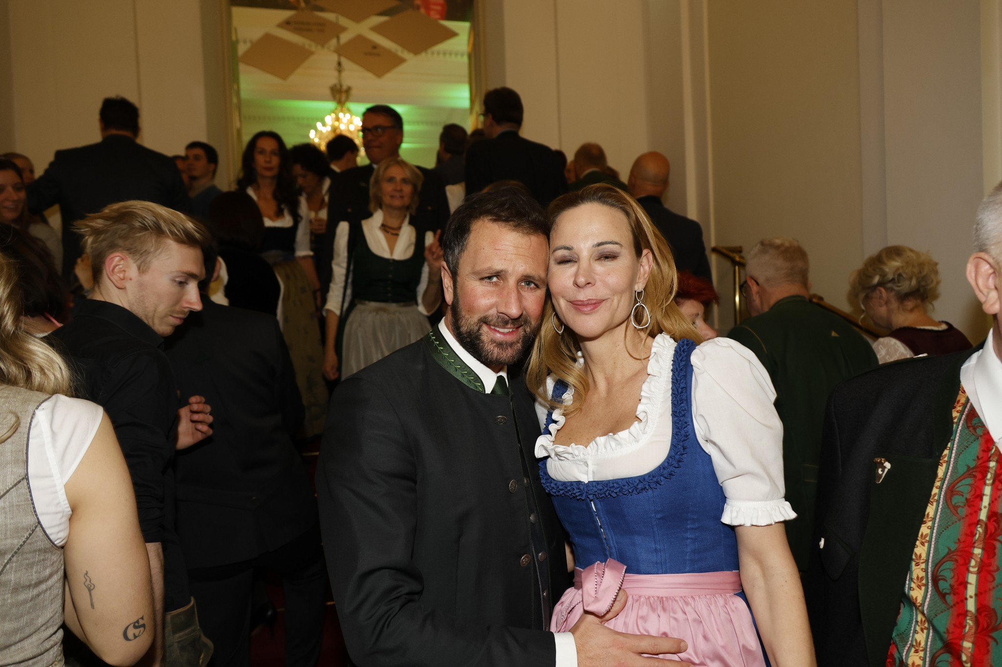 Ein Tiroler und eine Wienerin als Steirer-Fans: Georg Dornauer mit Herzblatt Eva Schütz.