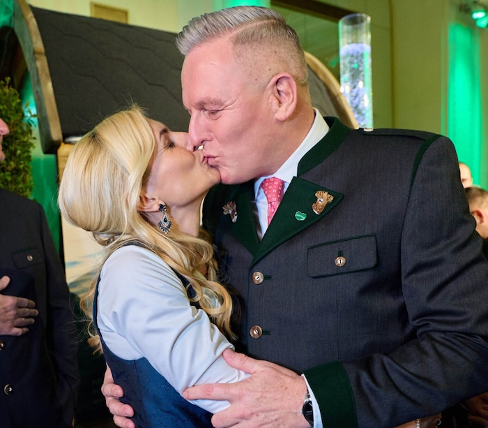 In flagranti: Mario Kunasek busselt mit Gattin Sabrina