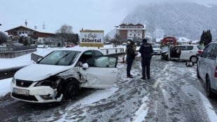 Zwei Fahrzeuge krachten frontal zusammen.