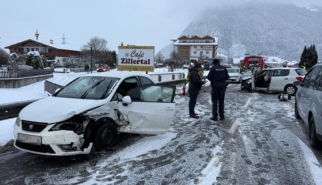 Zwei Fahrzeuge krachten frontal zusammen.