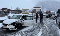 Zwei Fahrzeuge krachten frontal zusammen.