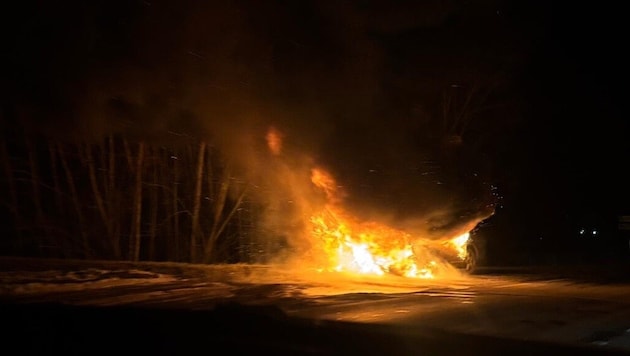 Das Auto begann im Bereich des Motors zu brennen.