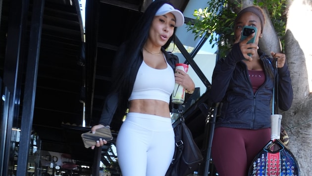 Schön und reich hält sich im noblen Royal Club fit.