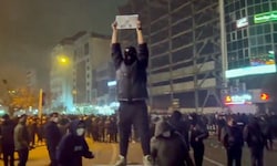 Ein Demonstrant in Teheran hält ein Bild des Schah-Sohns in die Höhe. Der rief für Sonntag zu ...