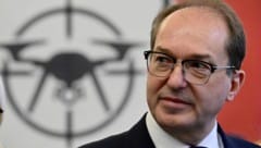 Der deutsche Innenminister Alexander Dobrindt (CSU) will die linksextreme Szene besser ...