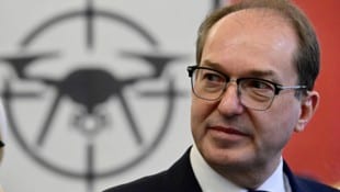 Der deutsche Innenminister Alexander Dobrindt (CSU) will die linksextreme Szene besser ...