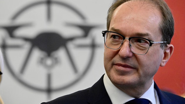 Der deutsche Innenminister Alexander Dobrindt (CSU) will die linksextreme Szene besser ...