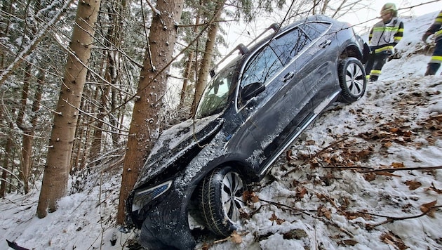 Der Pkw wurde von einem Baum gestoppt.