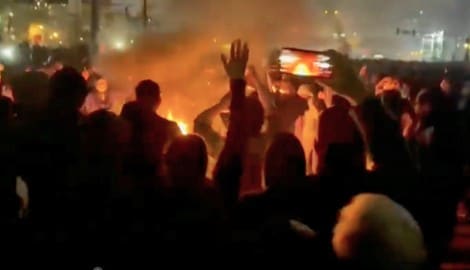 Aufgrund der verhängten Internetsperre dringen kaum Bilder nach außen. Befürchtet wird, dass die ...