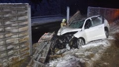 Der Pkw wurde durch den Aufprall massiv beschädigt.