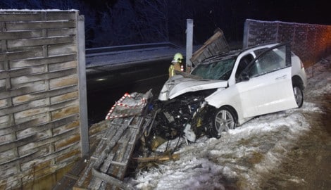 Der Pkw wurde durch den Aufprall massiv beschädigt.