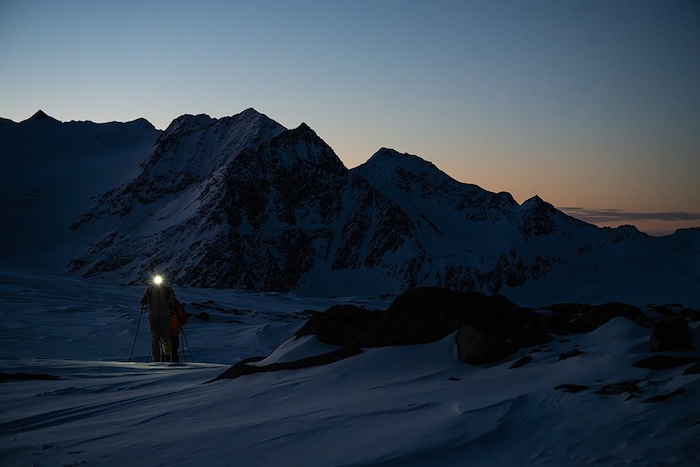 Hanspeter Eisendle beim Aufstieg im Sonnenaufgang