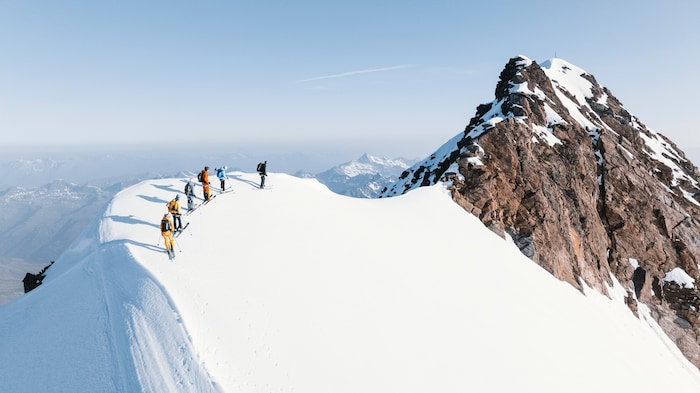 Matthias Weger und Jakob Weger mit deren Partnerinnen und Eltern bei den Dreharbeiten