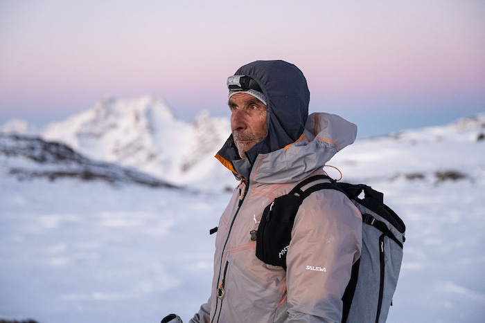 Ebenfalls eine Rolle spielt der legendäre Südtiroler Bergsteiger und Bergführer Hanspeter ...