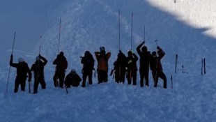 Nach möglichen Verschütteten im Bereich Gampen wird gesucht (Symbolbild).