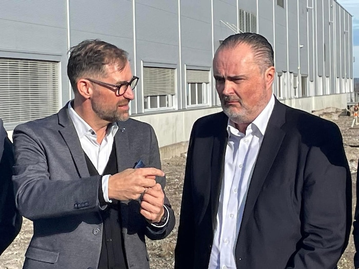 Austrian Pet Food-Geschäftsführer Bernd Berghofer mit Landeshauptmann Hans Peter Doskozil