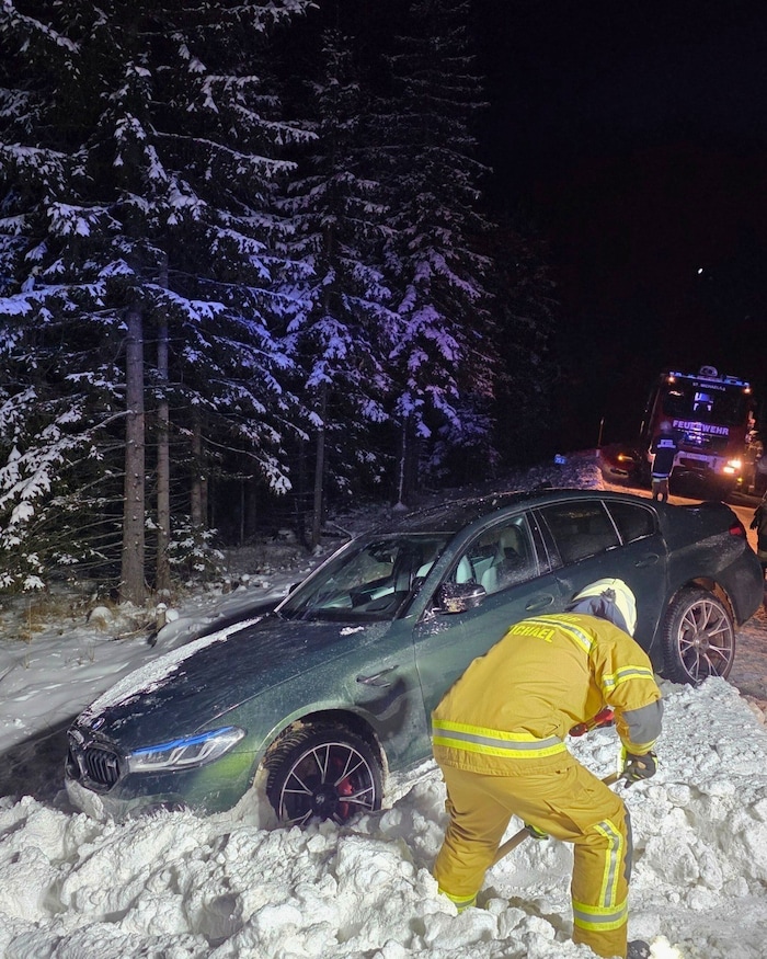 Der BMW eines Einheimischen blieb im Schnee am Fahrbahnrand stecken.