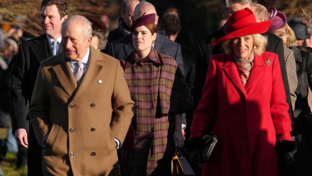 Es war das Bild des Tages: Während Andrew einsam in Windsor gesichtet wurde, schritten die ...