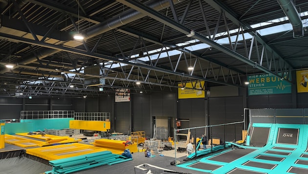 Die Trampoline der Jump World werden abgebaut. Dort soll nun ein neues Padel-Zentrum entstehen.